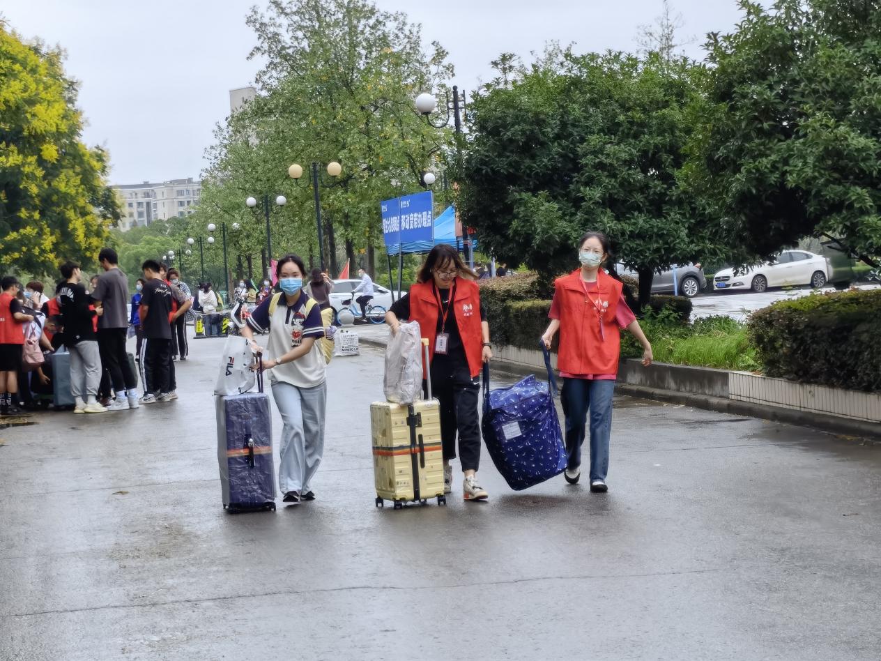 体育博彩
志愿者帮新生搬运行李