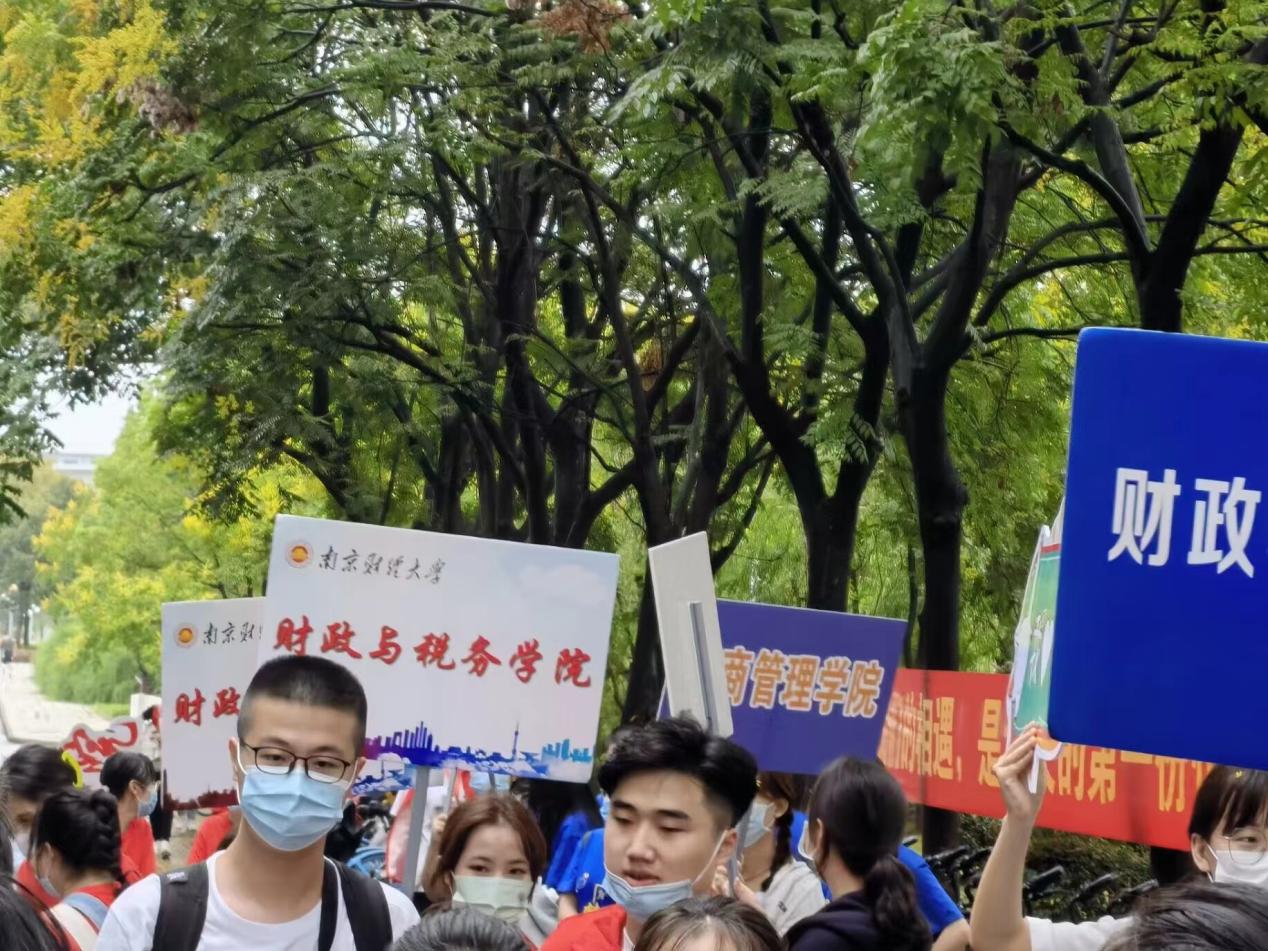 体育博彩
志愿者迎接新生