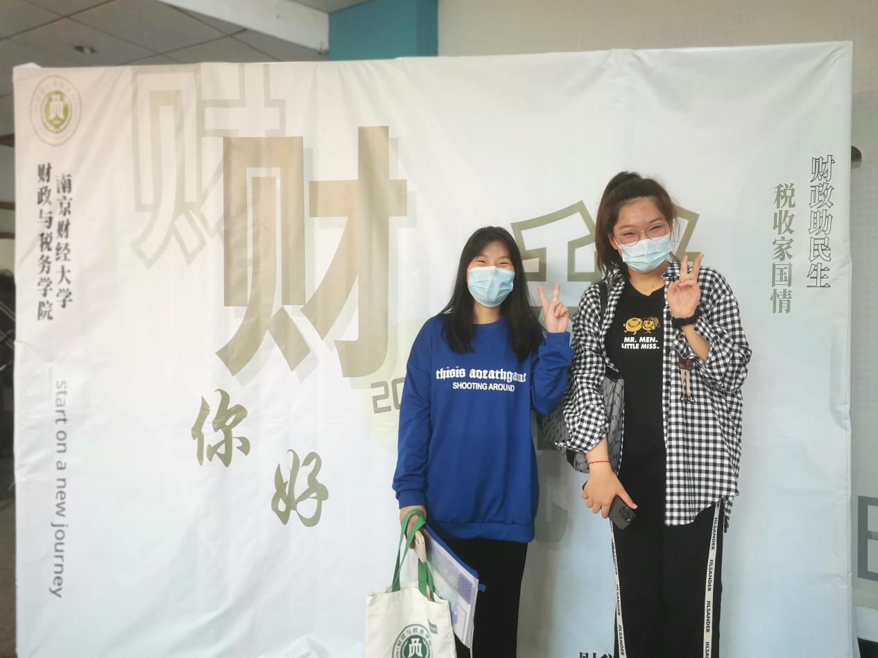 体育博彩
新生拿到礼物后合影